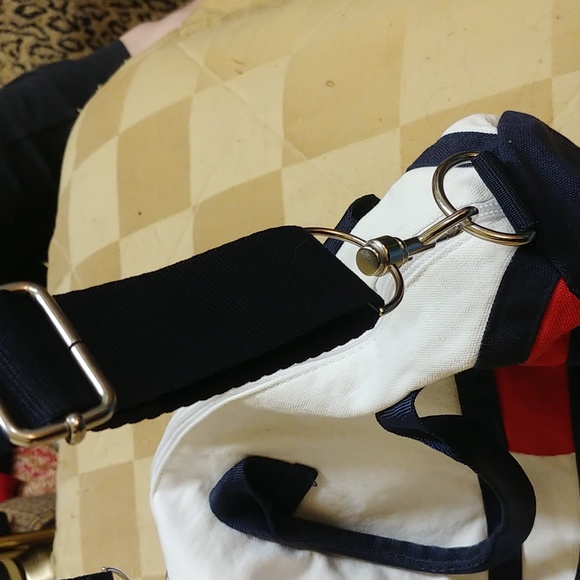 Tommy Hilfiger small duffle/ travel bag - Picture 3 of 4